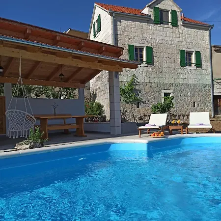 Vakantiehuis Village Kamenica *